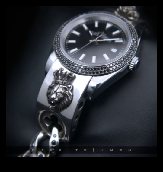 Timepiece Triumph: שעונים ואביזרים לאוהבי שמירת זמן